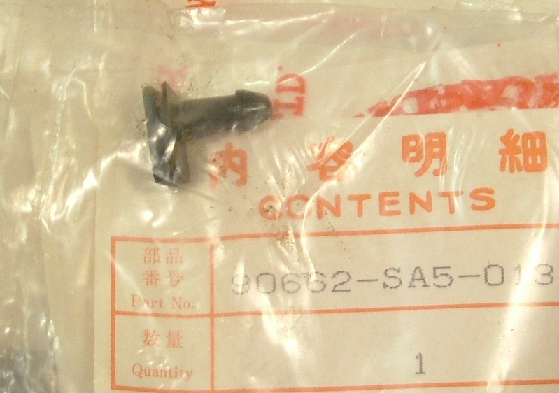 Accord 1984-85 Front side moulding clip - NOS