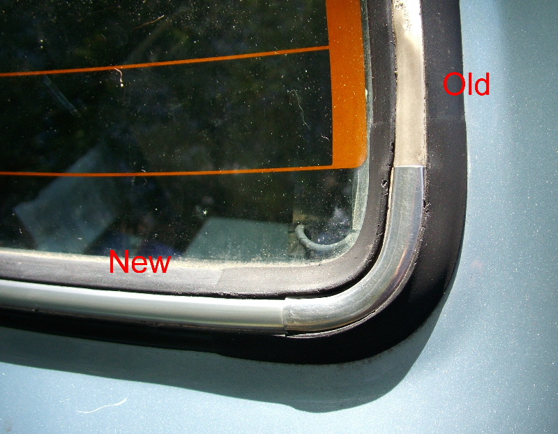 Rear windscreen seal chrome locking strip - wagon - Click Image to Close